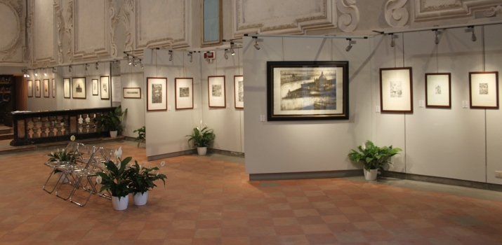 Panoramica del lato destro (dall'ingresso): la maestosa acquaforte e acquatinta di Federico Romero Bayter e le affascinanti opere di Roberta Zamboni