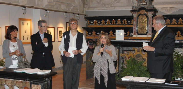 Un momento dell'inaugurazione. Gli artisti presenti durante l'introduzione di Patrizia Foglia