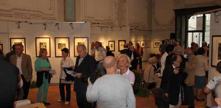 Vista dal fondo della mostra su parte del pubblico presente