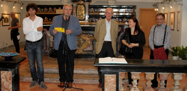 La presentazione della XVI edizione di «Carte d'Arte». Dalla sinistra: l'Assessore all'Expo 2015 Andrea Ferrari, Gianmaria Bellocchio, gli artisti Xavier De Maistre, Roberta Zamboni e Jürgen Czaschka