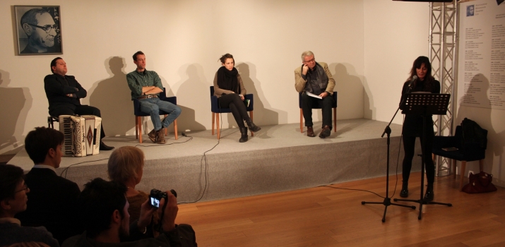 27/12/14. Giovani scrittori a confronto, con Paola Fenini e Stefano Rotta. Nella foto, un momento con le letture di Paola Cremascoli. Sulla sinistra, Giacomo Santiago Maini alla fisarmonica