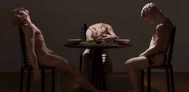 Cena in Emmaus, scultura in marmo travertino di Christian Zucconi