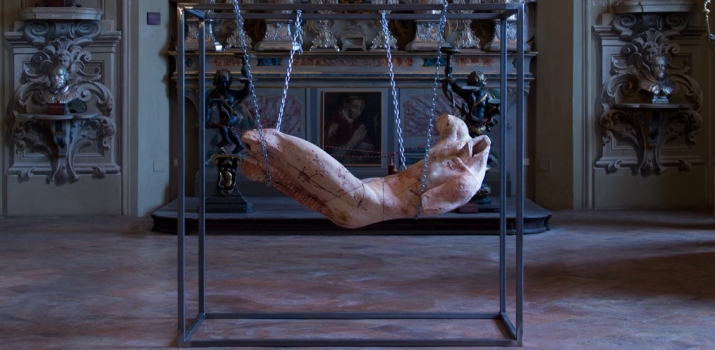 Suspension. Opera in marmo travertino persiano e ferro dell'artista piacentino Christian Zucconi. L'opera è esposta presso il Museo Diocesano di Arte Sacra