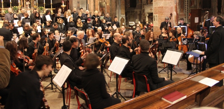 08/12/14. Consueto appuntamento dell'Immacolata alla Chiesa San Francesco. Quest'anno si sono esibite le formazioni del «Collegium Vocale» di Crema, diretta dal Maestro Giampiero Innocente, e la «Camerata de' Bardi» di Pavia, diretta dal Maestro Nicola Bisson. Nella foto, il finale del concerto ad orchestre riunite, con oltre 100 elementi