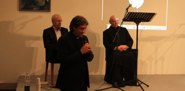 18/12/14. Secondo appuntamento in omaggio dei Lodigiani Illustri. Padre Giovanni Giovenzana presenta l'incontro in ricordo del barnabita Padre Giulio Granata. Sul palco intervengono il Professor Ercole Ongaro e Padre Giorgio Rinaldi