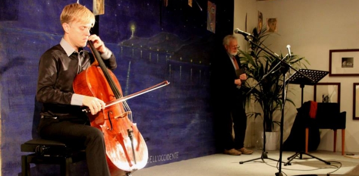 17/11/13. In primo piano Joseph Johnson, Principal Cello (Primo Violoncello) della Toronto Symphony Orchestra (Canada), e sullo sfondo l'attore e regista Antonio Zanoletti durante lo spettacolo «Poesie dai banchi di scuola»